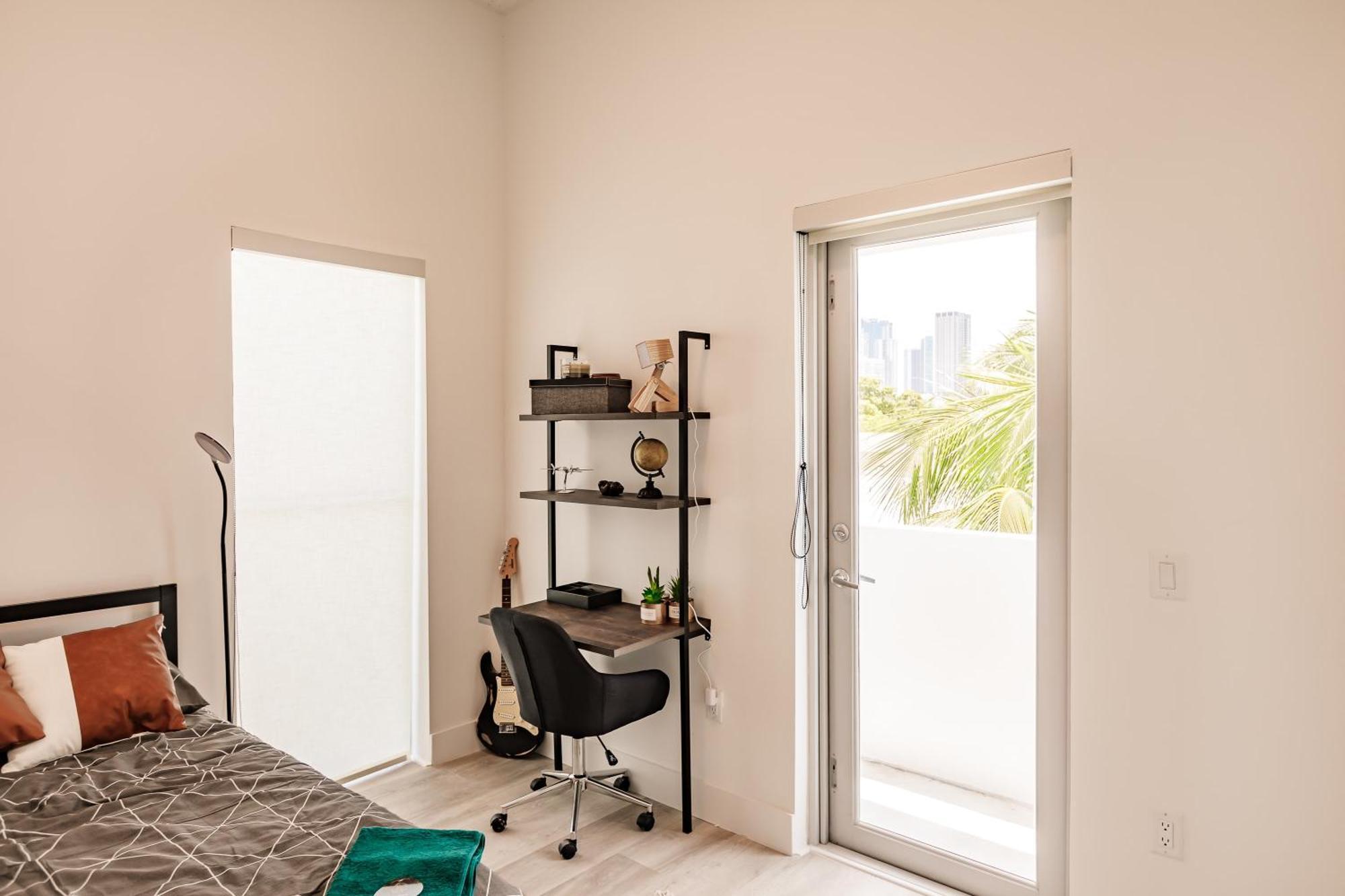 Aerie Apartments Miami Room photo